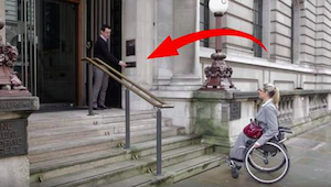 Žena na vozíku nebyla schopna vyjít po schodech. Podívejte se, co se stalo, když